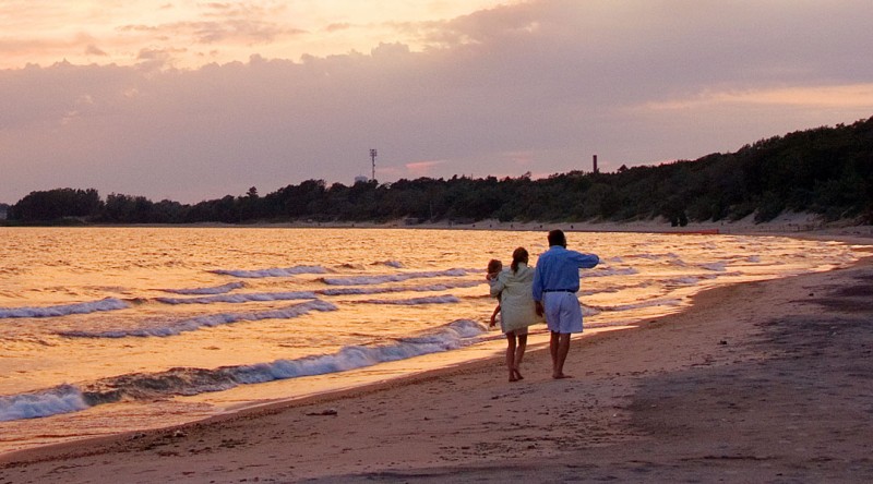 <p>Nothing can beat a day at the Lake! Nickel Beach contains shady picnic areas, washrooms and unsupervised swimming. Centennial- Cedar Bay Beach with tennis courts, playing fields, and washrooms on site.&nbsp;</p>